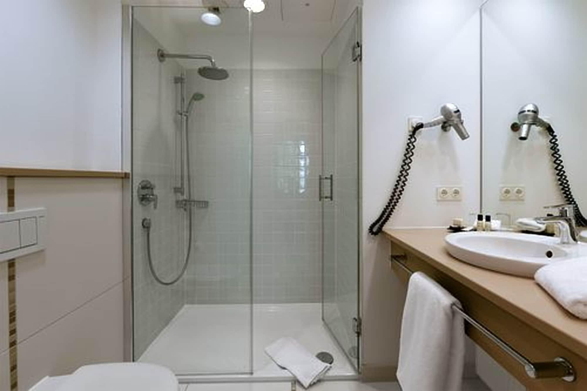 Privathotel Lindtner ฮัมบูร์ก ภายนอก รูปภาพ A shower cubicle