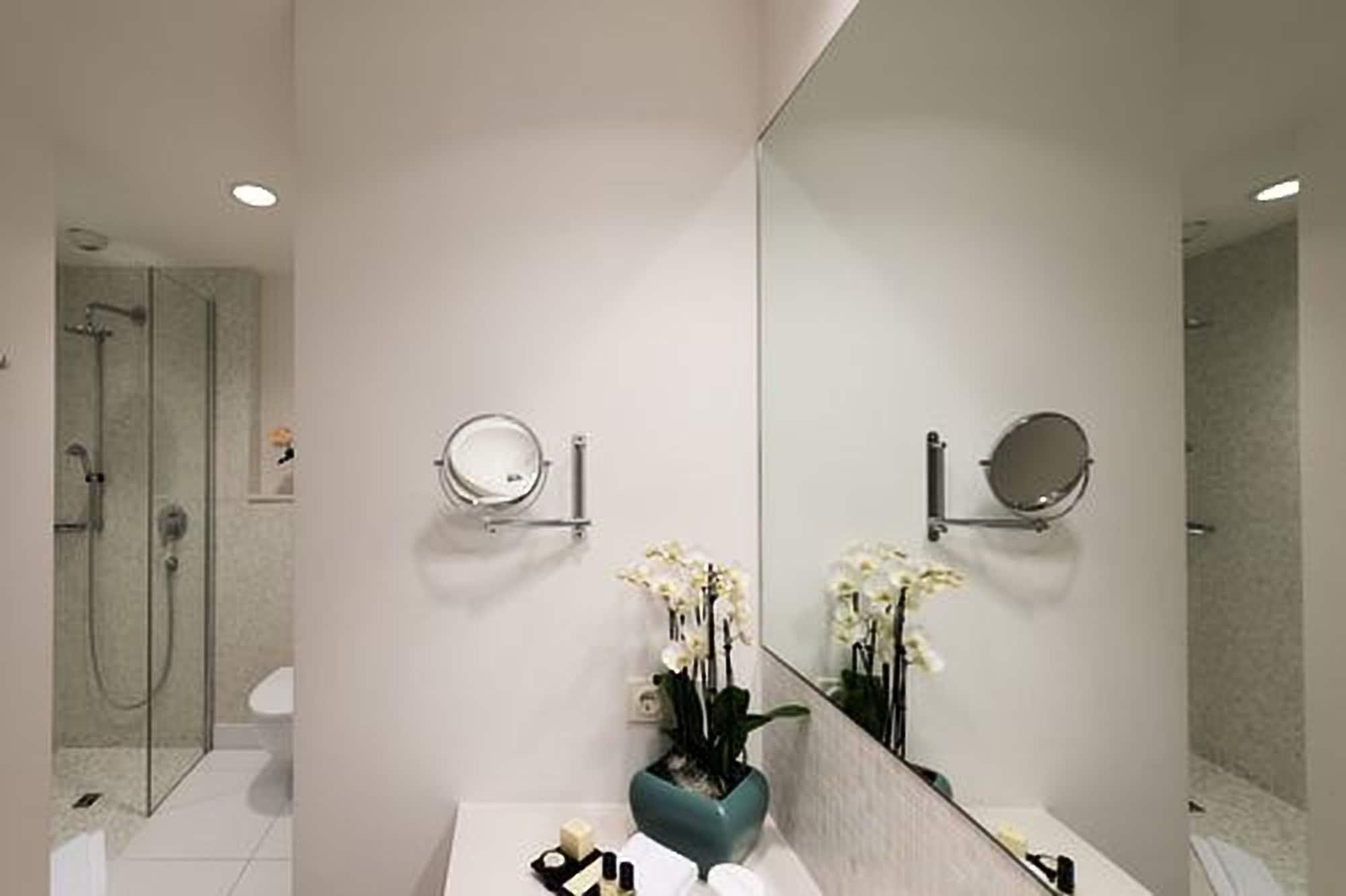Privathotel Lindtner ฮัมบูร์ก ภายนอก รูปภาพ Bathroom mirror
