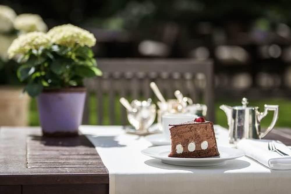 Privathotel Lindtner ฮัมบูร์ก ภายนอก รูปภาพ A Black Forest gâteau