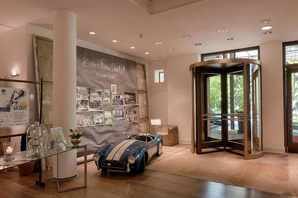 Privathotel Lindtner ฮัมบูร์ก ภายนอก รูปภาพ The interior of the Bentley London showroom