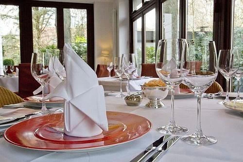 Privathotel Lindtner ฮัมบูร์ก ภายนอก รูปภาพ A table set for fine dining