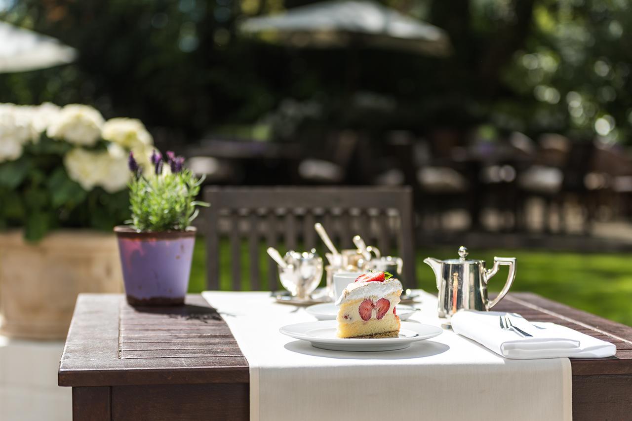 Privathotel Lindtner ฮัมบูร์ก ภายนอก รูปภาพ A table set for afternoon tea