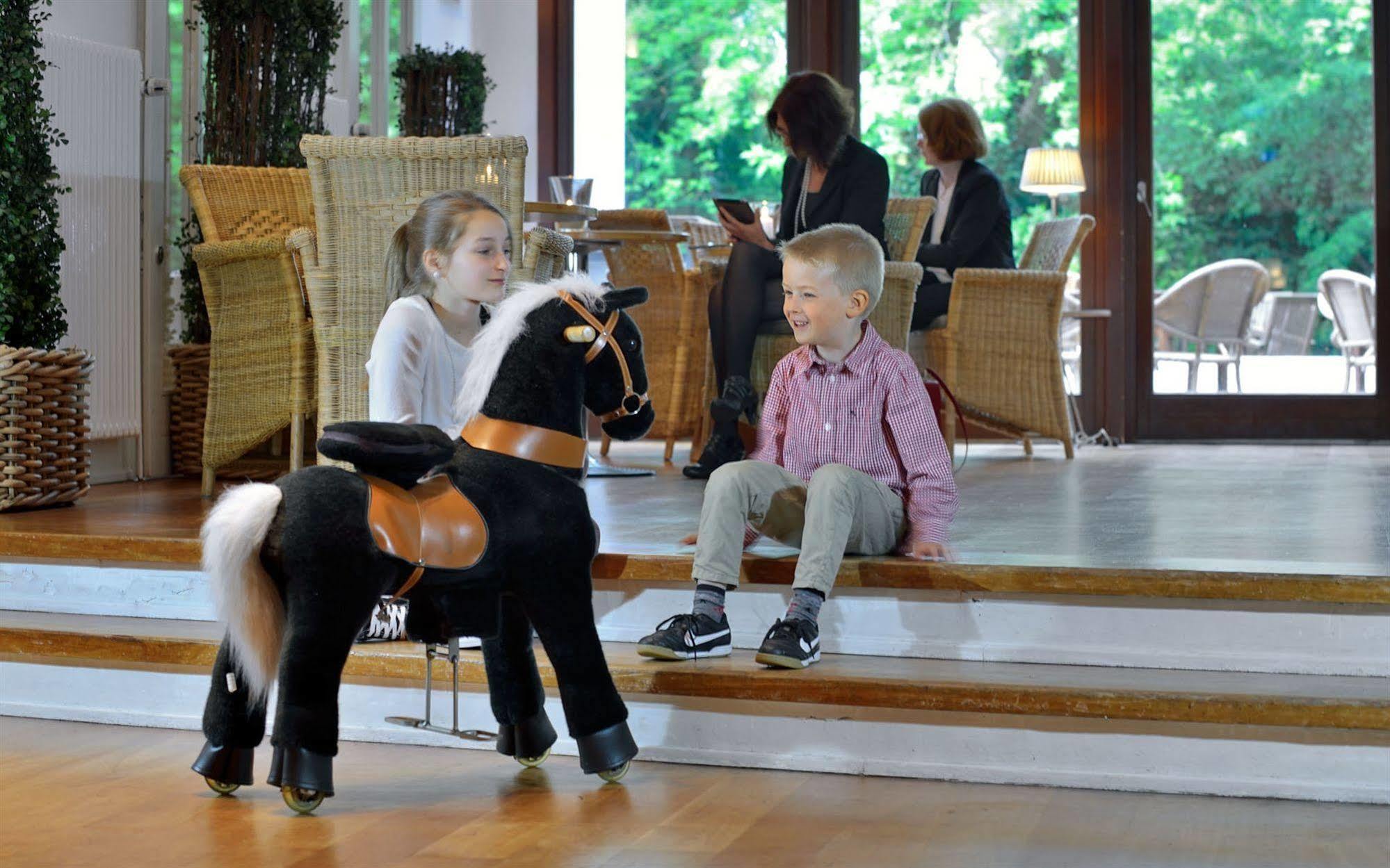 Privathotel Lindtner ฮัมบูร์ก ภายนอก รูปภาพ A child riding a ponycycle