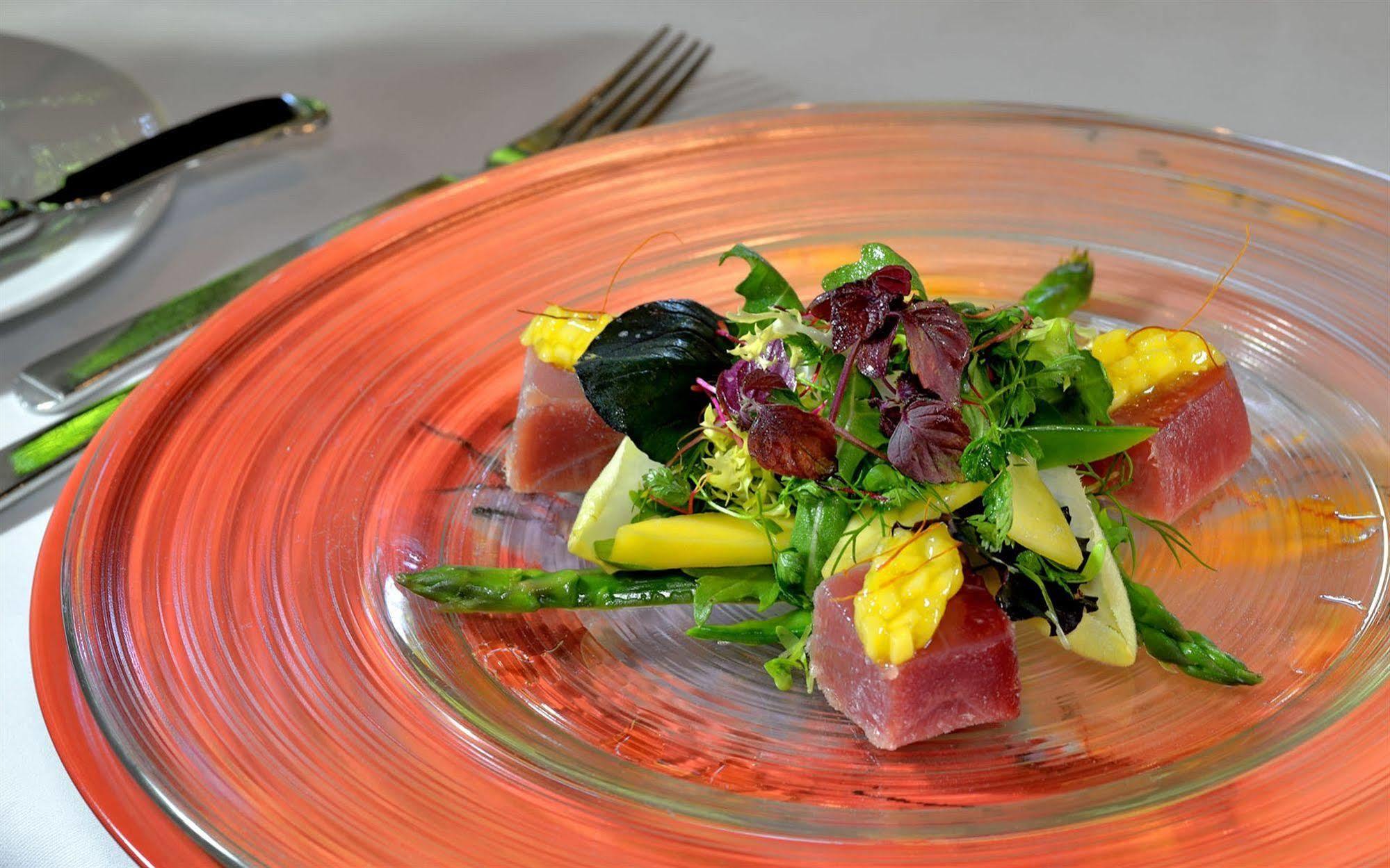 Privathotel Lindtner ฮัมบูร์ก ภายนอก รูปภาพ A salad of asparagus, tuna, and mango