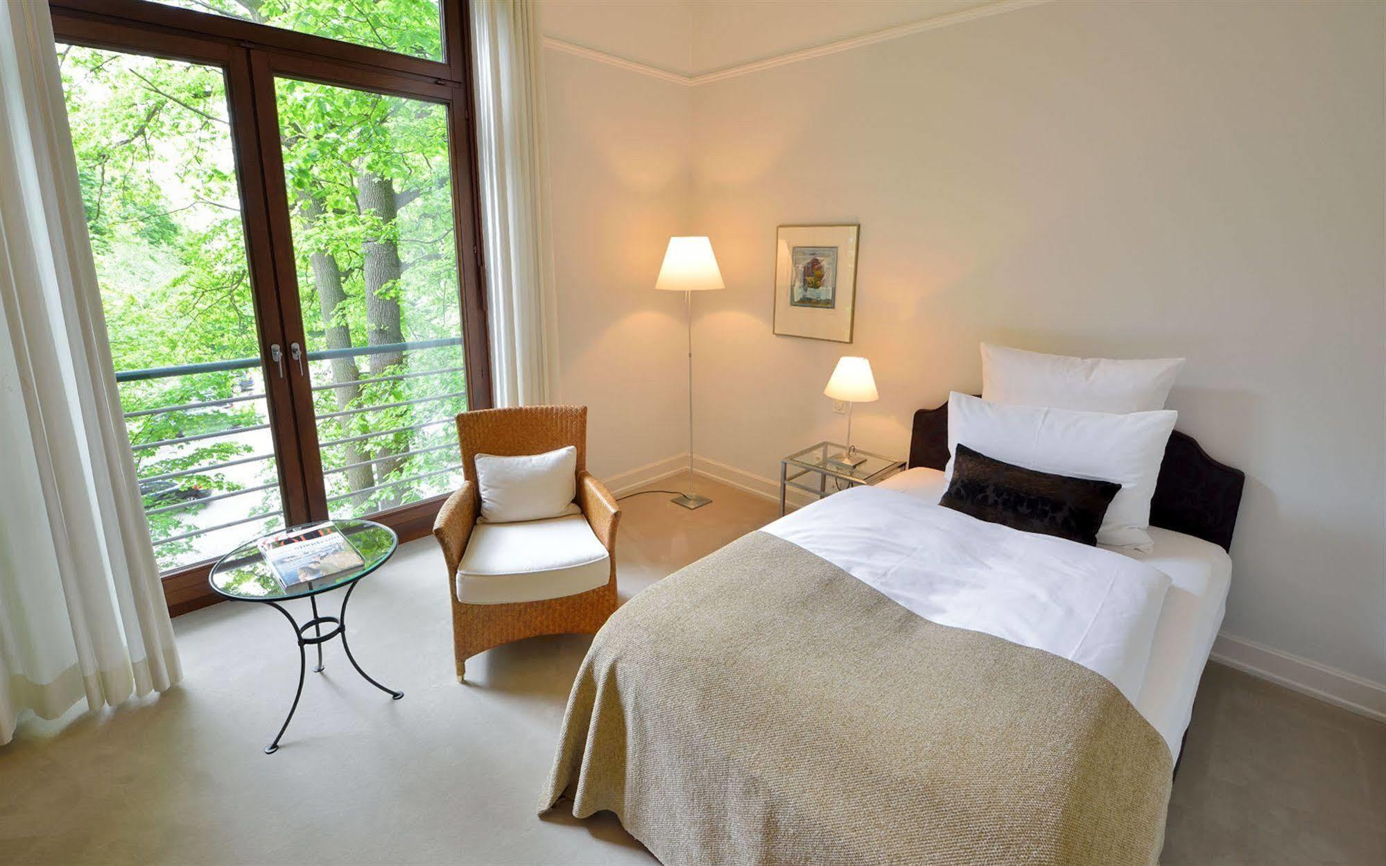 Privathotel Lindtner ฮัมบูร์ก ภายนอก รูปภาพ A bedroom at the hotel