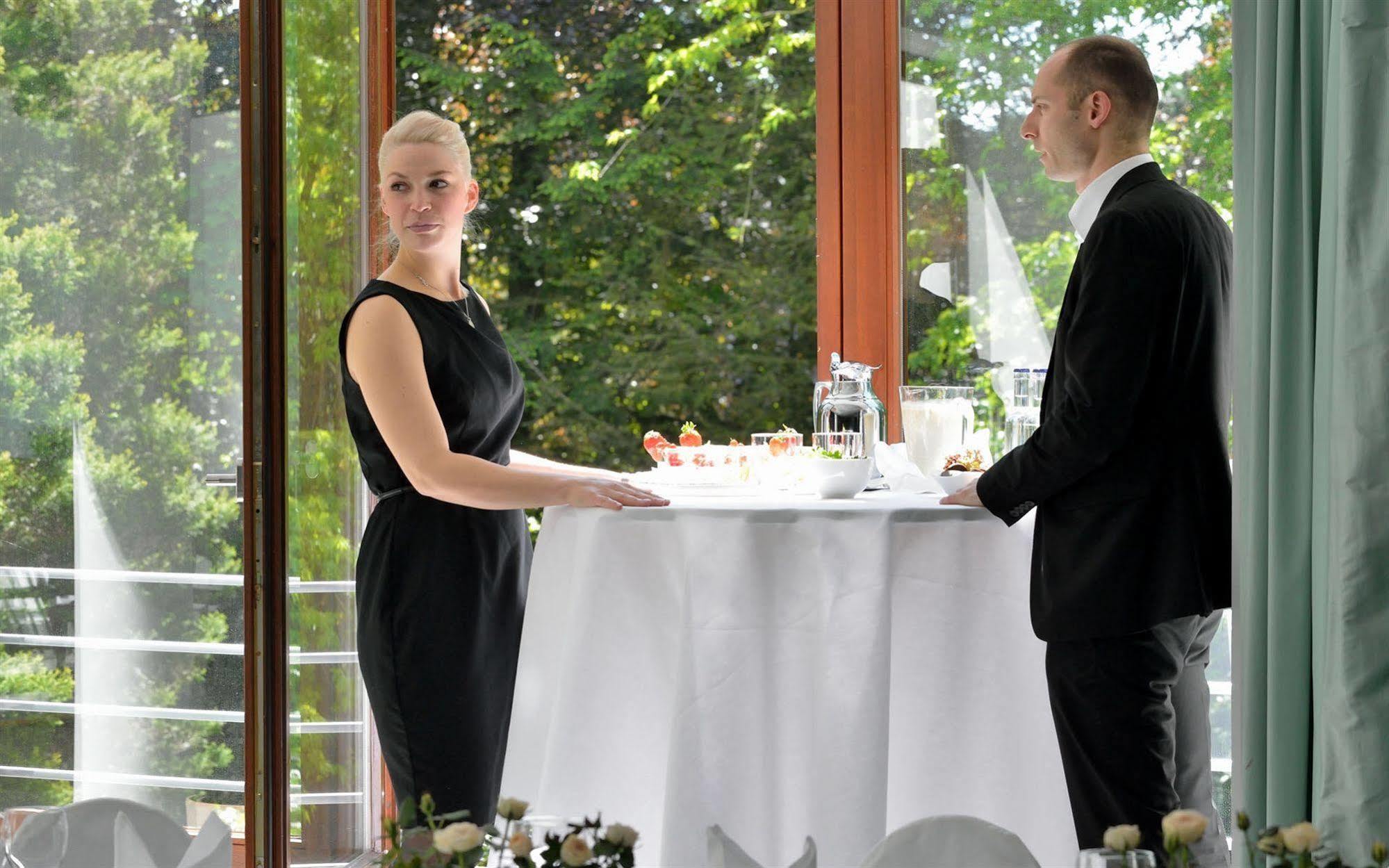 Privathotel Lindtner ฮัมบูร์ก ภายนอก รูปภาพ A restaurant hostess and a restaurant manager