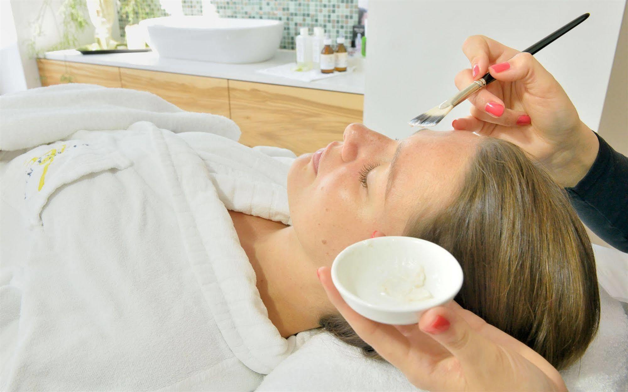 Privathotel Lindtner ฮัมบูร์ก ภายนอก รูปภาพ A woman receiving a facial