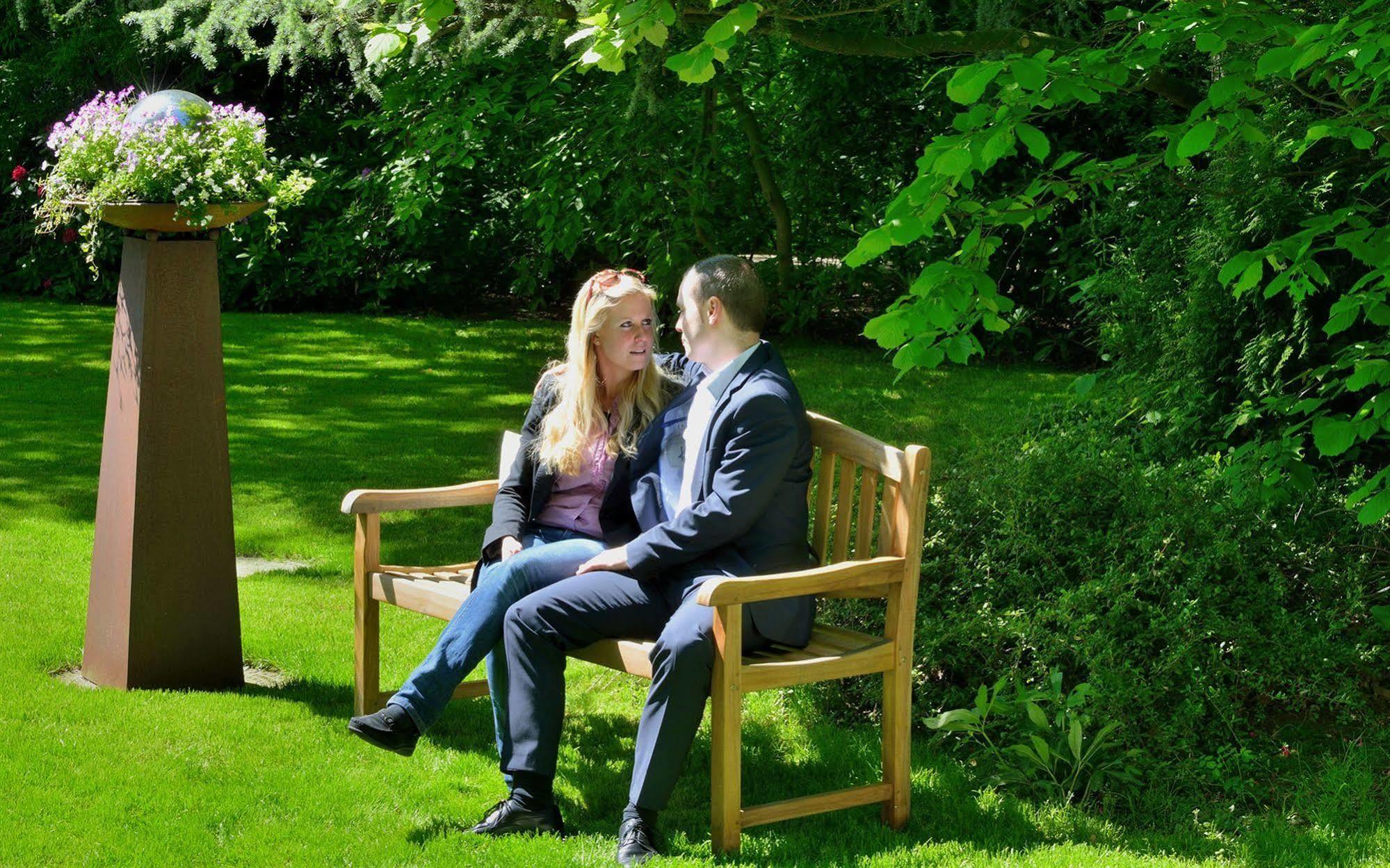 Privathotel Lindtner ฮัมบูร์ก ภายนอก รูปภาพ A couple sitting on a bench