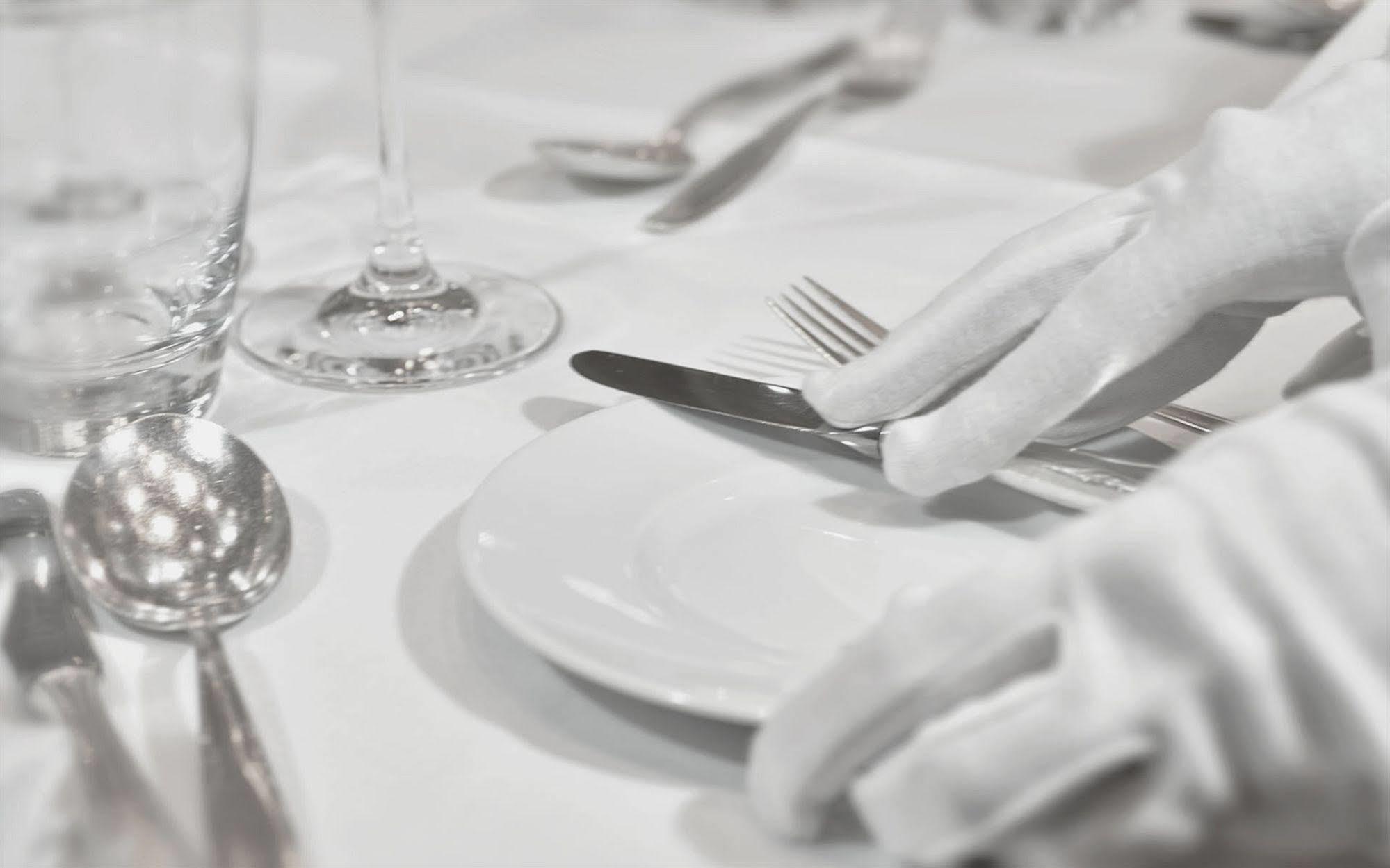 Privathotel Lindtner ฮัมบูร์ก ภายนอก รูปภาพ A table set for fine dining