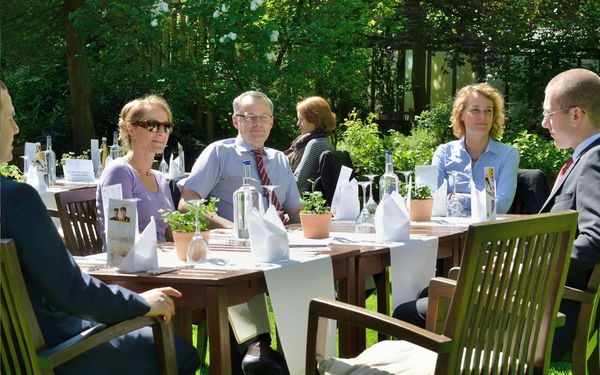Privathotel Lindtner ฮัมบูร์ก ภายนอก รูปภาพ The Danish royal family at the annual garden party