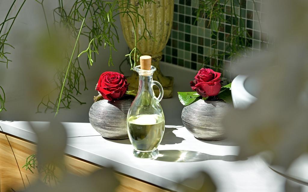 Privathotel Lindtner ฮัมบูร์ก ภายนอก รูปภาพ A bottle of rose water